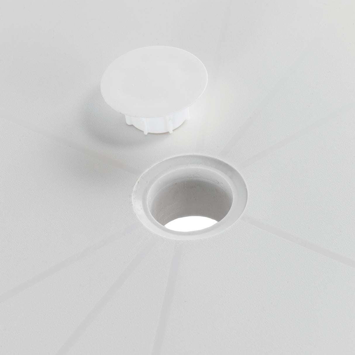 Mesa para exterior Tonelle | Hecha con polipropileno de alta calidad y medidas de 170cm x 100 cm