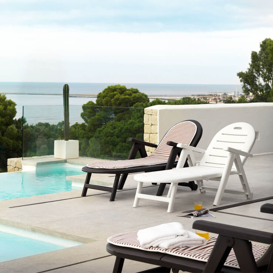 Adjustable Caiman Lounger | Ergonomic and Water-Resistant Design