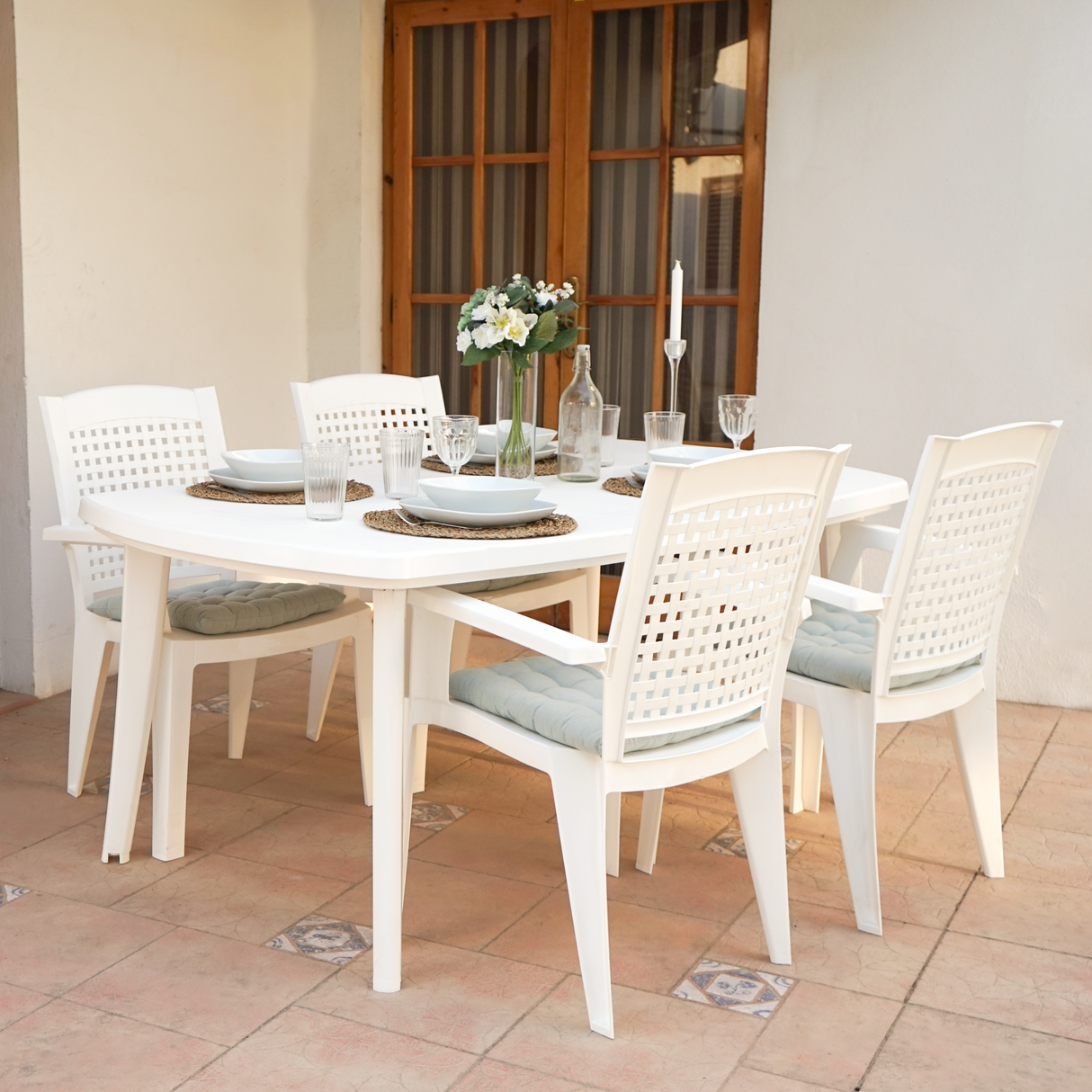 Pack de 4 sillas de plástico con reposabrazos Metal | Apilables y hechas con material reciclado